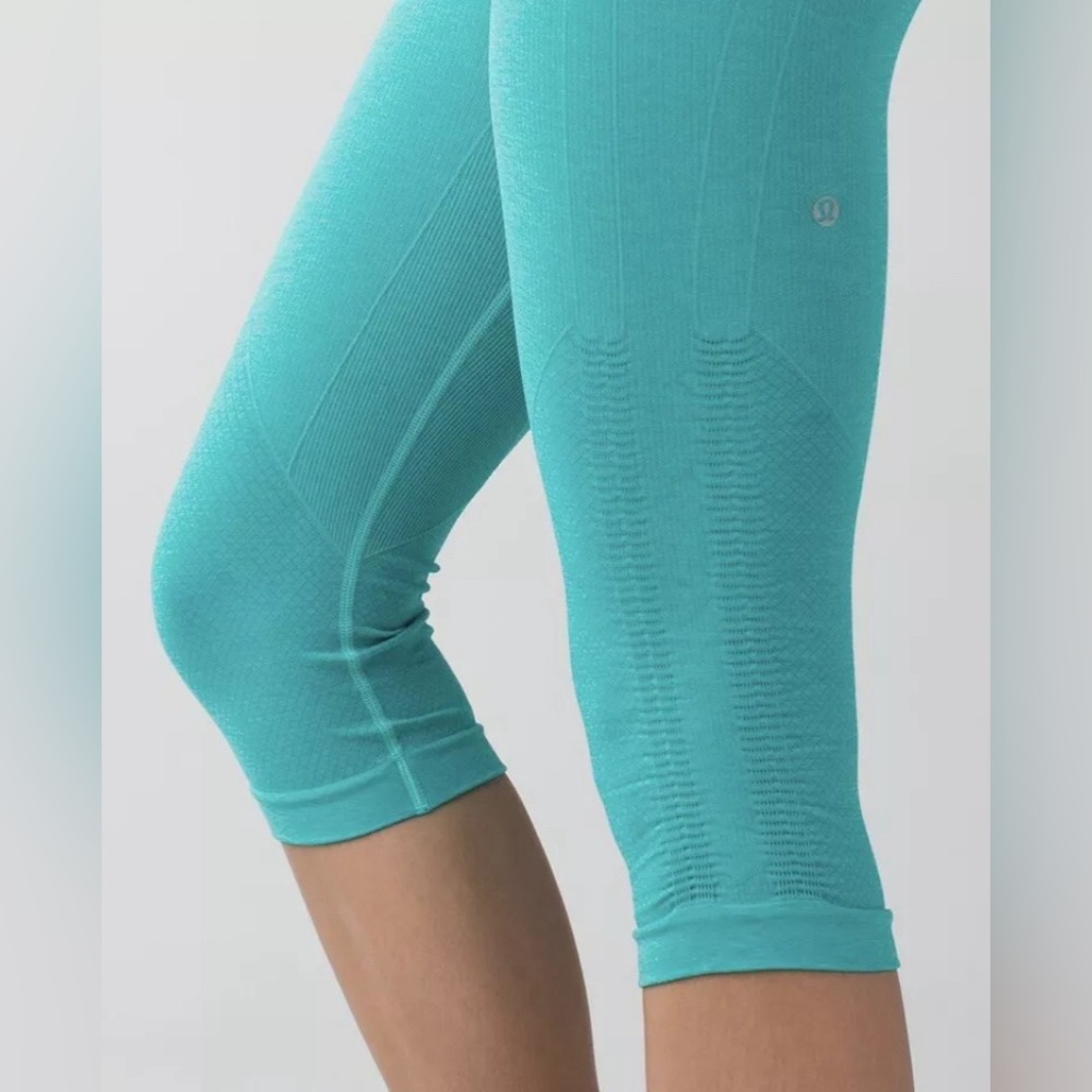 Lululemon Women's Seamlessly Street Crop Teal Leggings EUC Size 4 $68